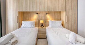 3 habitaciones, escritorio y tabla de planchar con plancha 