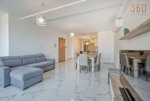 TV - A 2BR designer seafront home w/Wifi, AC and Beach (St. Paul`s Bay)