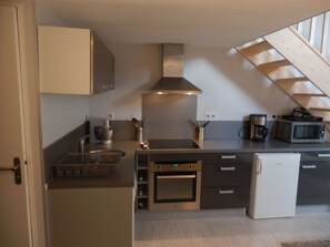 Kühlschrank, Mikrowelle, Ofen, Herdplatte