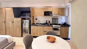 Kühlschrank, Mikrowelle, Ofen, Herdplatte