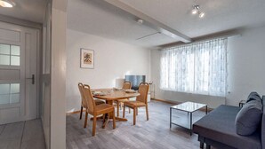 Un salon moderne comprenant un coin repas, un canapé et une table basse.