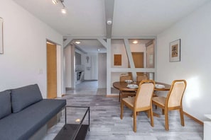 Interior - Spiez Center Stay|Balcony+Parking+Near Interlaken (Spiez)