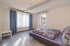 2 Schlafzimmer, Schreibtisch, Bügeleisen/Bügelbrett, Reisekinderbett