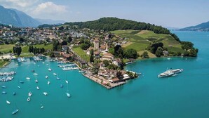 Une ville côtière dotée d’un port de plaisance, de bateaux et d’une église imposante.