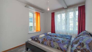 Iron/ironing board, travel cot, WiFi, bed sheets