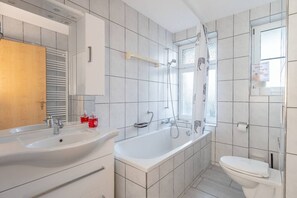 Shower, hair dryer, towels, shampoo - Spiez Center Apt: Free Parking, Near Interlaken (Spiez)