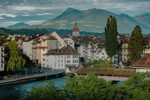 Une ville riveraine qui possède des bâtiments historiques, une tour imposante et un pont.