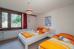 1 Schlafzimmer, Schreibtisch, Bügeleisen/Bügelbrett, Reisekinderbett