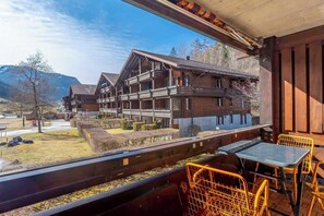 Outdoor dining - Balcony Apartment | Tennis & Playground + View (Diemtigen)