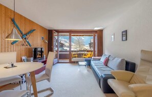 TV, books - Balcony Apartment | Tennis & Playground + View (Diemtigen)