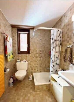 Dusche, Haartrockner, Handtücher, Shampoo