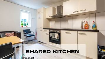 Réfrigérateur, four, batterie de cuisine, vaisselle et ustensiles