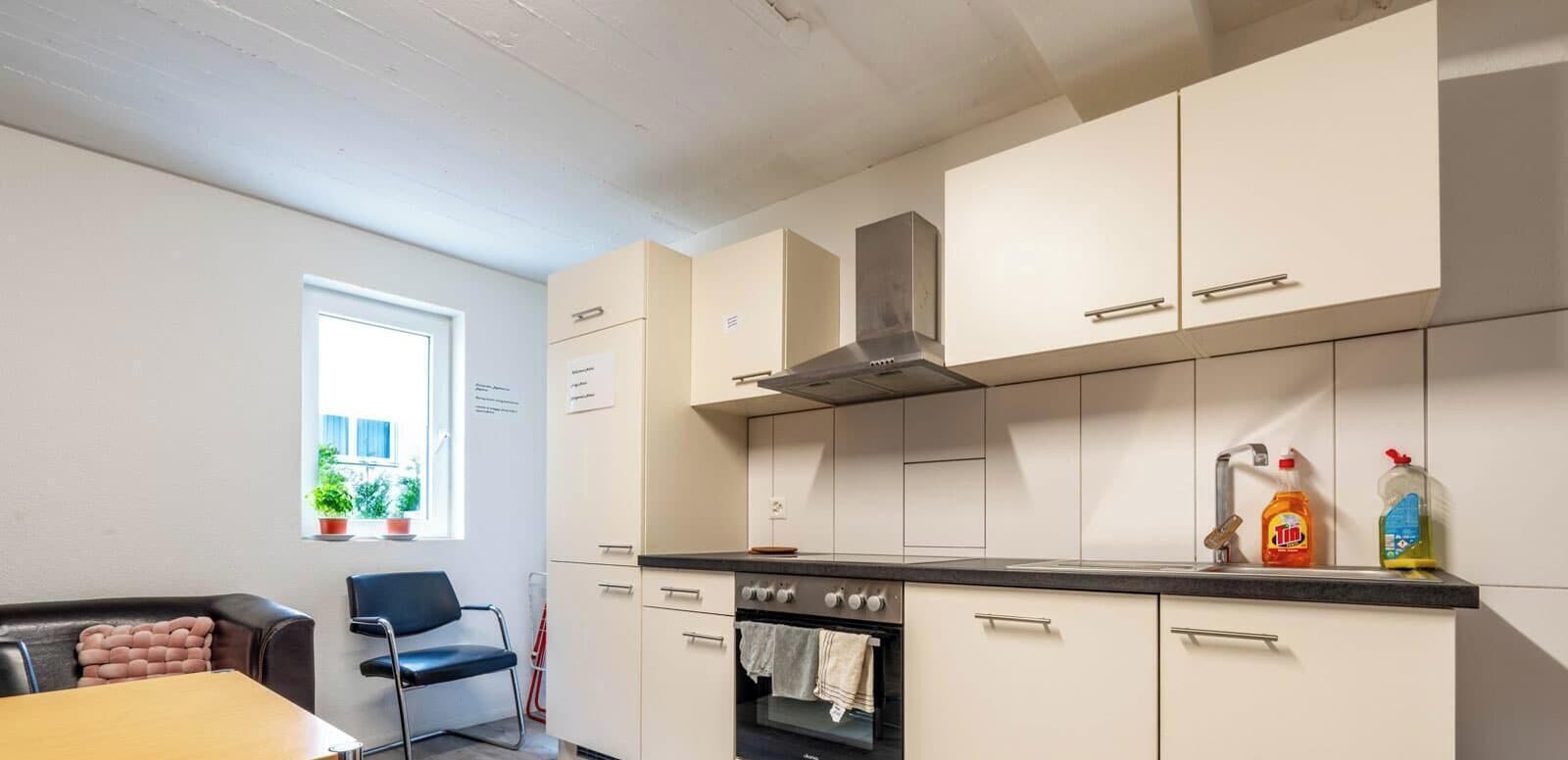 Kühlschrank, Ofen, Kochgeschirr/Geschirr/Besteck