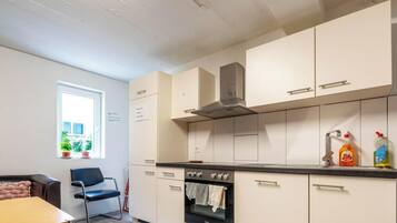 Kühlschrank, Ofen, Kochgeschirr/Geschirr/Besteck