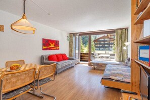 Una televisión, libros, una oficina