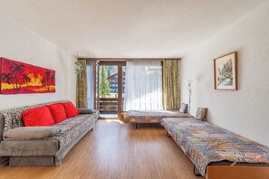 Una televisión, libros, una oficina