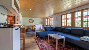 Fernseher, Bücher, Arbeitsbereiche