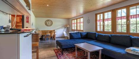 Fernseher, Bücher, Arbeitsbereiche