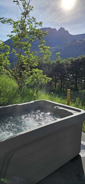 Bañera de hidromasaje al aire libre
