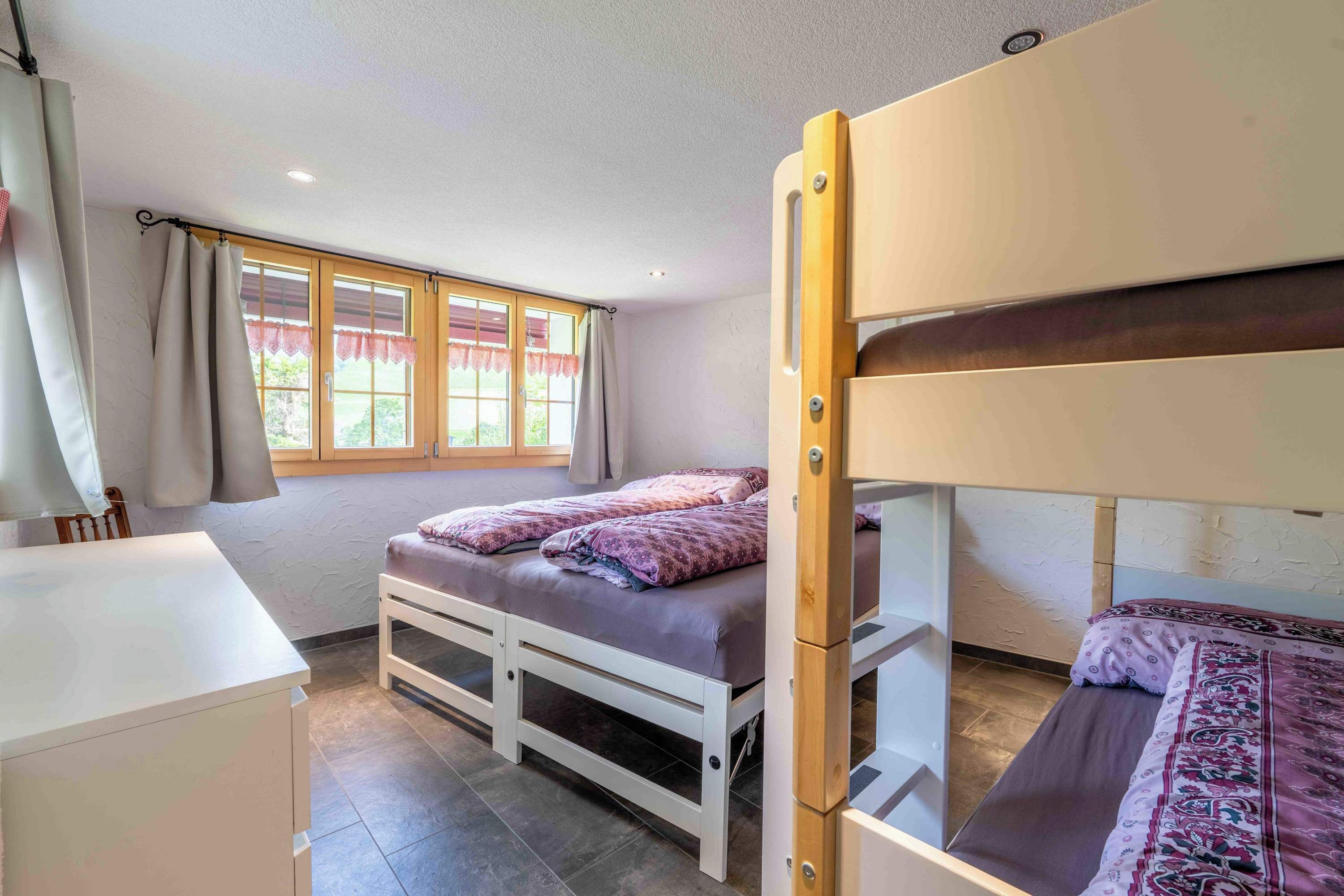 1 habitación, escritorio, tabla de planchar con plancha y cuna de viaje 