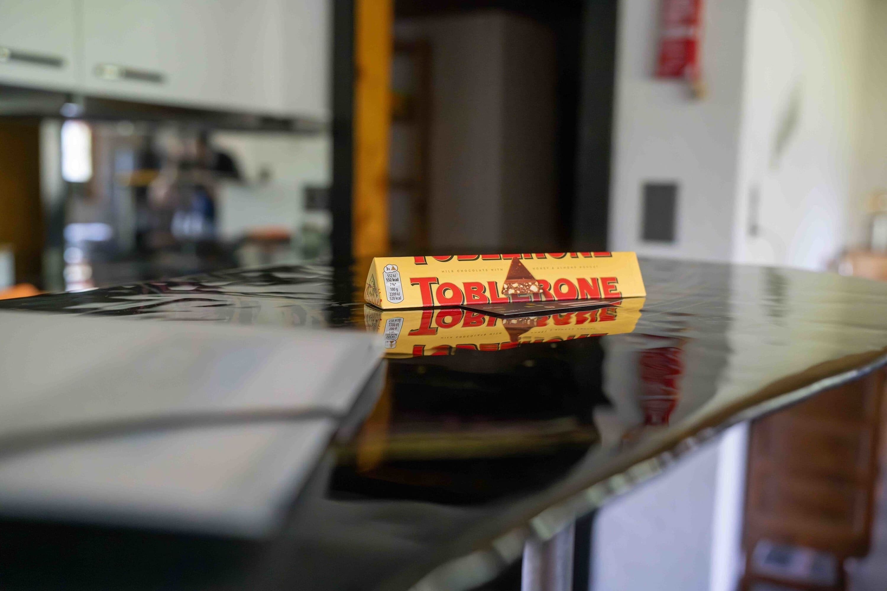 Een Toblerone chocoladereep op de voorruit van een auto.