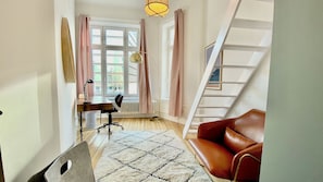 Premium Single Room, City View | Desk, free WiFi, bed sheets - STACEY Downtown (Hamburg)