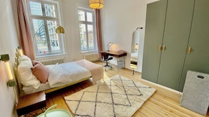 Habitación doble Deluxe, vista a la ciudad | Escritorio y wifi gratis