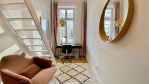 A modern room with a desk, chair, and a large mirror. - STACEY Downtown (Hamburg)