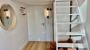 Premium Single Room, City View | Desk, free WiFi, bed sheets - STACEY Downtown (Hamburg)