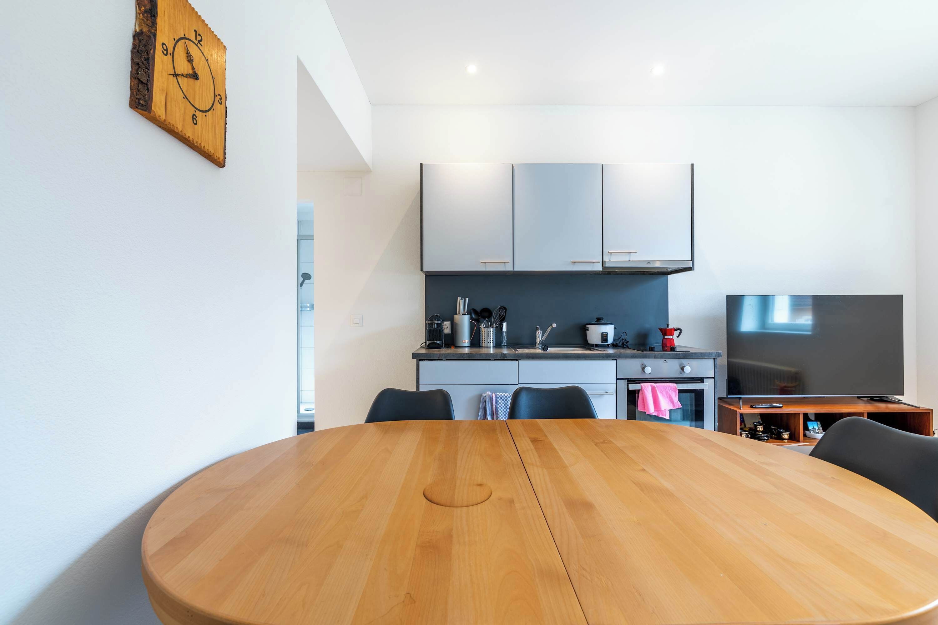 Fridge, oven, stovetop, coffee/tea maker