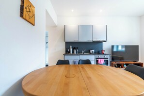Réfrigérateur, four, plaque de cuisson, cafetière/bouilloire