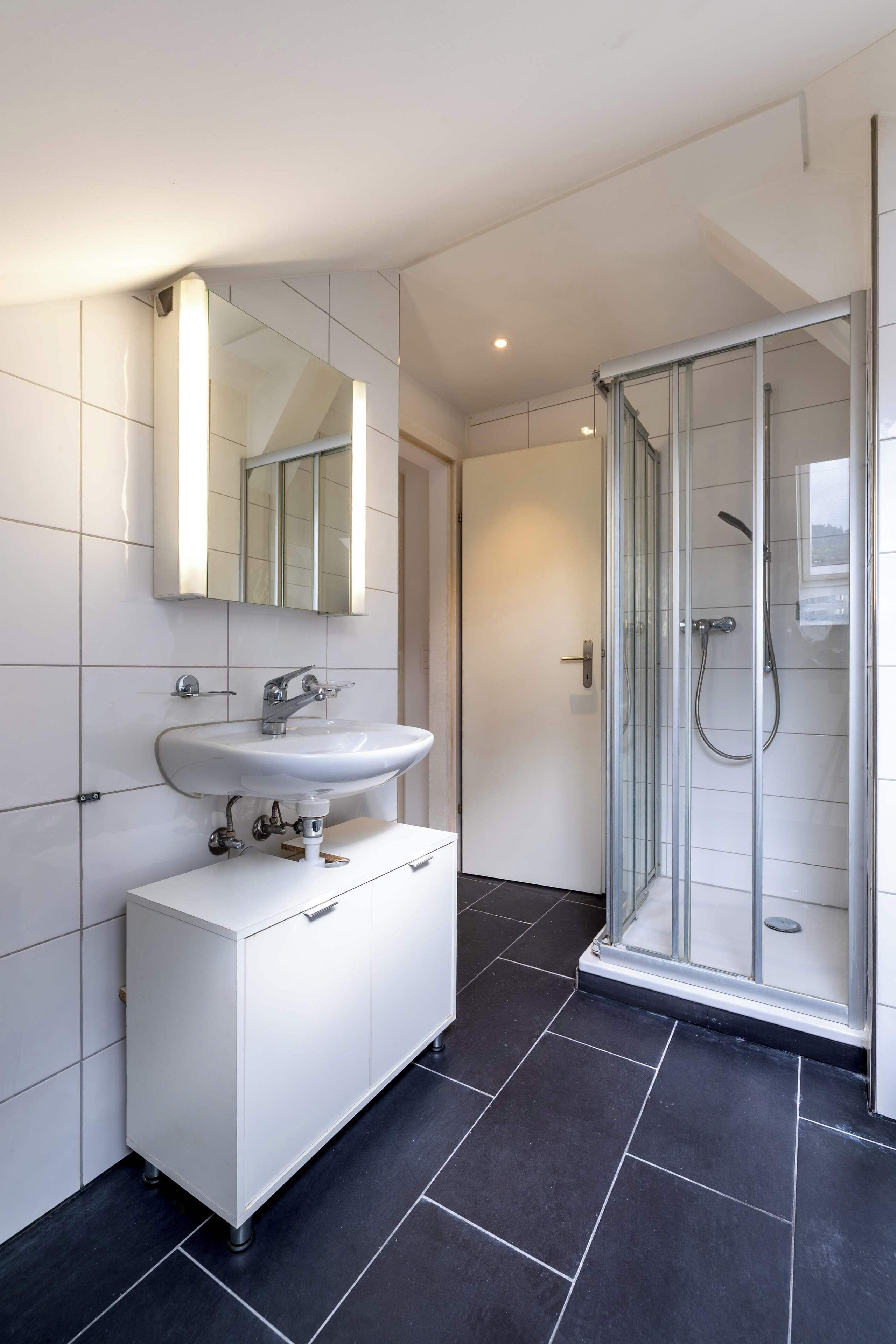 Douche, sèche-cheveux, serviettes fournies