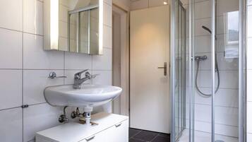 Douche, sĂšche-cheveux, serviettes fournies