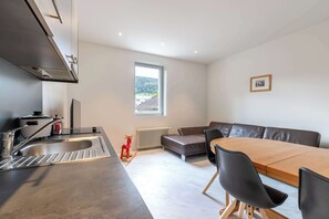 Kjøleskap, ovn, kokeplater og kaffetrakter/tekoker