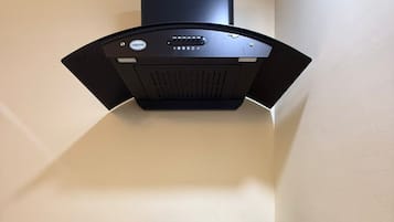 Kühlschrank, Mikrowelle, Herdplatte, Kochgeschirr/Geschirr/Besteck