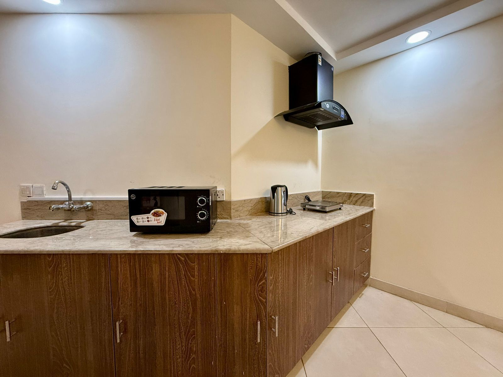 Refrigerador, microondas, parrilla de estufa y utensilios de cocina 