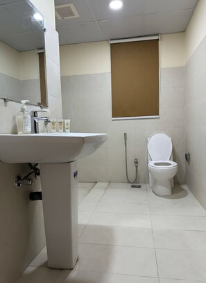 Douche, serviettes fournies, savon, papier toilette