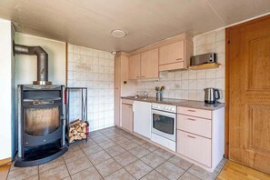 Kühlschrank, Ofen, Herdplatte, Wasserkocher mit Kaffee-/Teezubehör