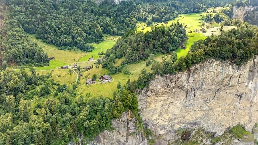 Un paysage montagneux avec un petit village niché dans une vallée.