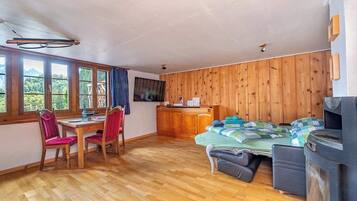 1 bedroom, iron/ironing board, travel cot, WiFi