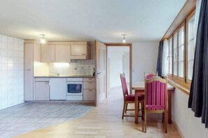 Kühlschrank, Ofen, Herdplatte, Wasserkocher mit Kaffee-/Teezubehör