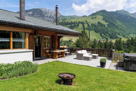 Outdoor dining. Hot Tub Chalet with BBQ netx to Gondola, Nature and near Spiez