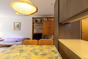 1 dormitorio, tabla de planchar con plancha, cuna de viaje y wifi