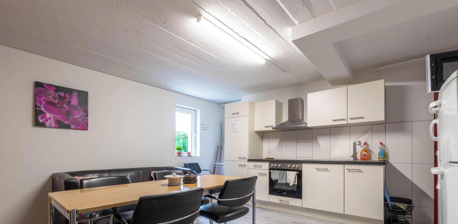 Kühlschrank, Ofen, Kochgeschirr/Geschirr/Besteck