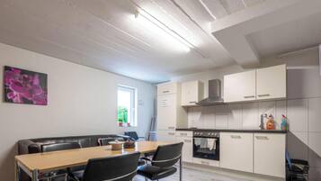 Kühlschrank, Ofen, Kochgeschirr/Geschirr/Besteck