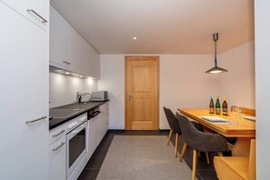 Fridge, microwave, stovetop, dishwasher - Mountain View Studio Adelboden|Gondola & Spa (Adelboden)