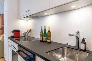 Fridge, microwave, stovetop, dishwasher