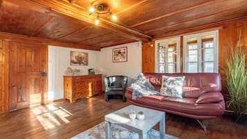 Tv, eldstad, böcker och kontor