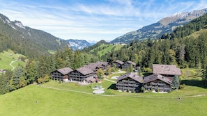 Ferienzentrum surrounded by mountains and green nature - Large apartment in the vacation center | Hot Tub (Diemtigen)