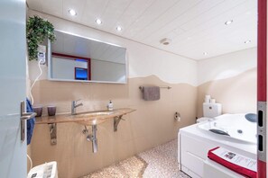 Dusche, Haartrockner, Handtücher